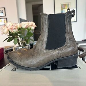 Frye Carson Chelsea Boot in Charcoal Leather
